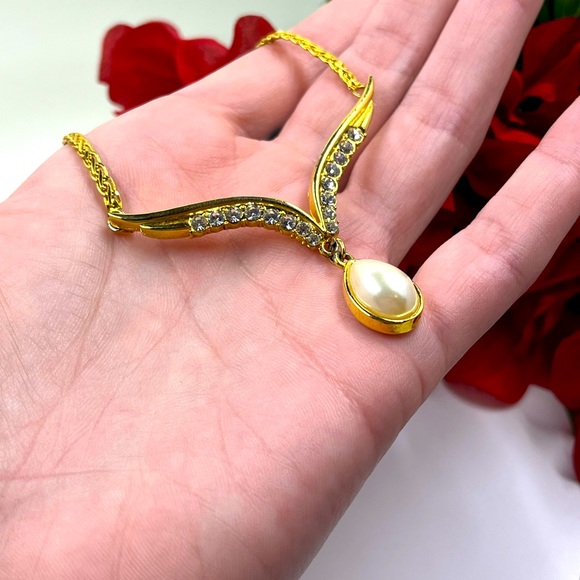 Vendome Signed Vintage Chevron Gold Plated Necklace with Crystal and Pearl - Picture 4 of 7
